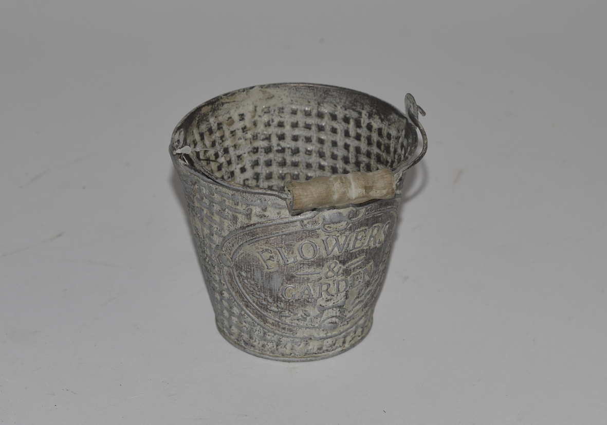 Bucket w.handle